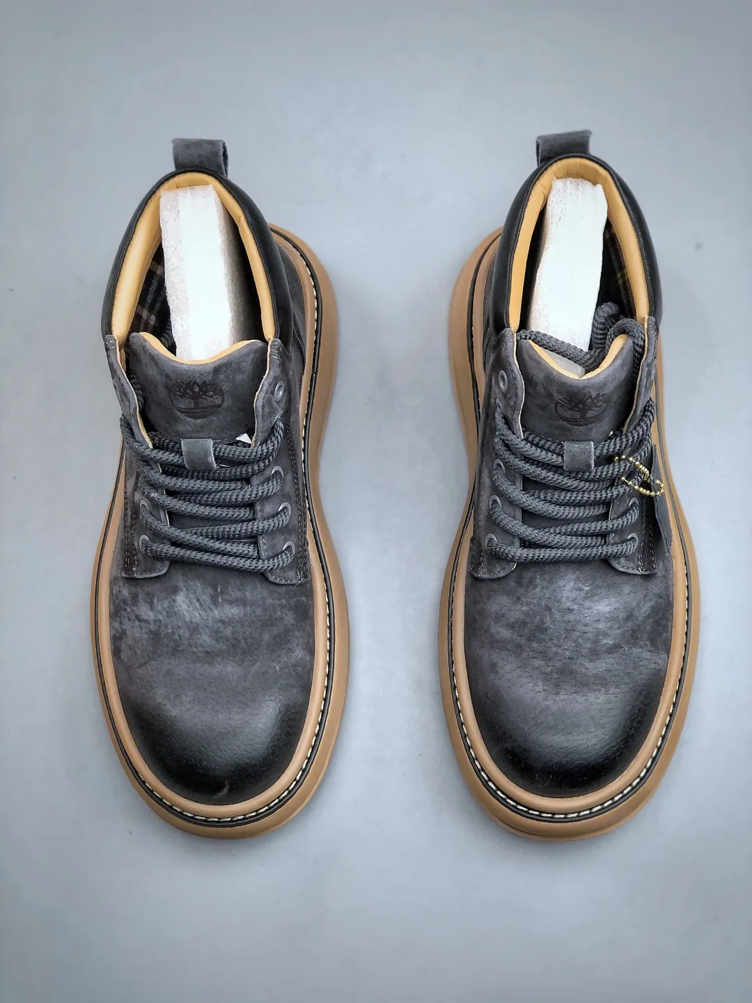 Welfare special offer 💰480 Timberland Timberland new autumn and winter products must-have outdoor casual rhubarb boots series in autumn and winter #Guangdong Dachang quality original box original packaging fashionable and trendy matching The fabric is made of Italian 🇮🇹 top-grade frosted fine-grained cowhide lightweight outsole with anti-odor and anti-corrosion genuine leather latex insoles The outsole and hardware are all made from OEM raw materials Same as the original Goodyear glue process Good products do not kill pigs The quality of the first order is strictly controlled. Exclusively launched on the entire network. The quality is beyond doubt. The whole set is packaged in the same official website to give you a perfect wearing experience. The quality is exquisite and durable. A must-have for sportsmen. Specially designed to handle whether it is handsome or not. High-quality and first-class foot feel. This winter, it is specially used for cold protection and outdoor use. It can be matched casually in daily life. Size: 38-44 (leather shoe size)